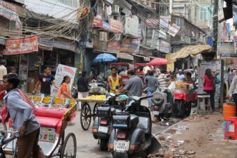 tłum ludzi na ulicy w Indiach