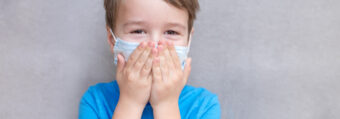 Dzieci mają nawet 10–100 razy więcej cząstek nowego koronawirusa w drogach oddechowych niż dorośli
