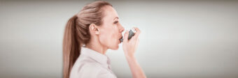 Kobieta z inhalatorem