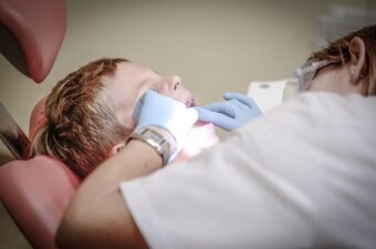 chłopiec z wizytą u dentysty