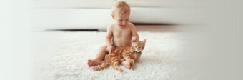 Małe dziecko z kotem