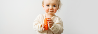 dziecko trzymające marchewkę