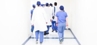 Grupa lekarzy idąca korytarzem