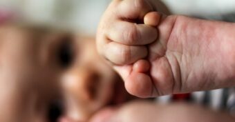 dłoń i stopa noworodka